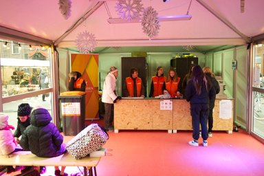 Afbeelding met kleding, overdekt, muur, schoeisel
Door AI gegenereerde inhoud is mogelijk onjuist.