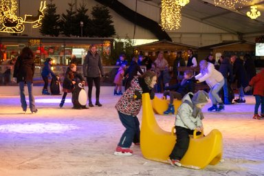 Afbeelding met schaatsen, schoeisel, schaats, kleding
Door AI gegenereerde inhoud is mogelijk onjuist.