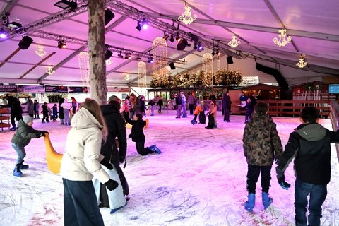 Afbeelding met schaatsen, persoon, schoeisel, kleding
Door AI gegenereerde inhoud is mogelijk onjuist.