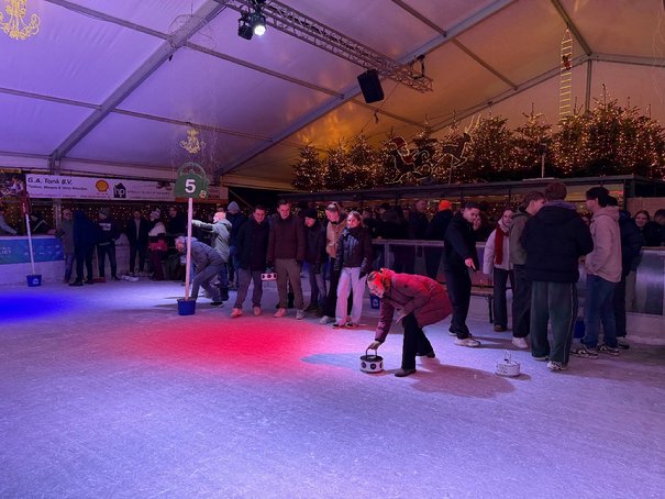 Afbeelding met schaatsen, schaats, persoon, kleding
Door AI gegenereerde inhoud is mogelijk onjuist.