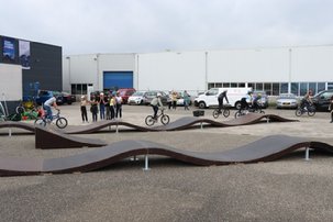 Afbeelding met lucht, weg, asfalt
Automatisch gegenereerde beschrijving