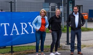 Afbeelding met tekst, buiten, persoon
Automatisch gegenereerde beschrijving