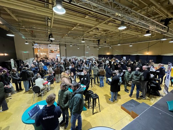 Afbeelding met kleding, persoon, schoeisel, mensen
Door AI gegenereerde inhoud is mogelijk onjuist.