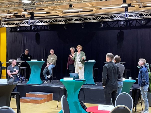 Afbeelding met kleding, person, persoon, vrouw
Door AI gegenereerde inhoud is mogelijk onjuist.