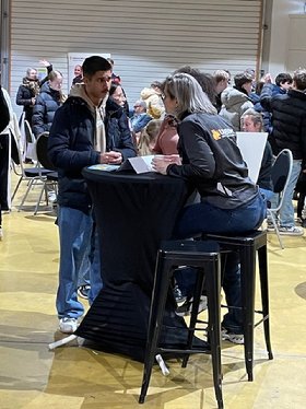 Afbeelding met kleding, persoon, meubels, person
Door AI gegenereerde inhoud is mogelijk onjuist.