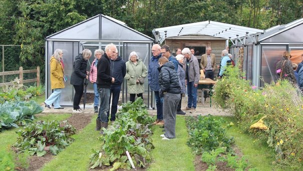 Bezoekers komen een kijkje nemen na de opening