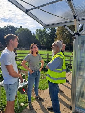 Afbeelding met kleding, persoon, buitenshuis, person
Door AI gegenereerde inhoud is mogelijk onjuist.