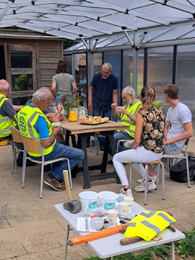 Kan een afbeelding zijn van 6 mensen