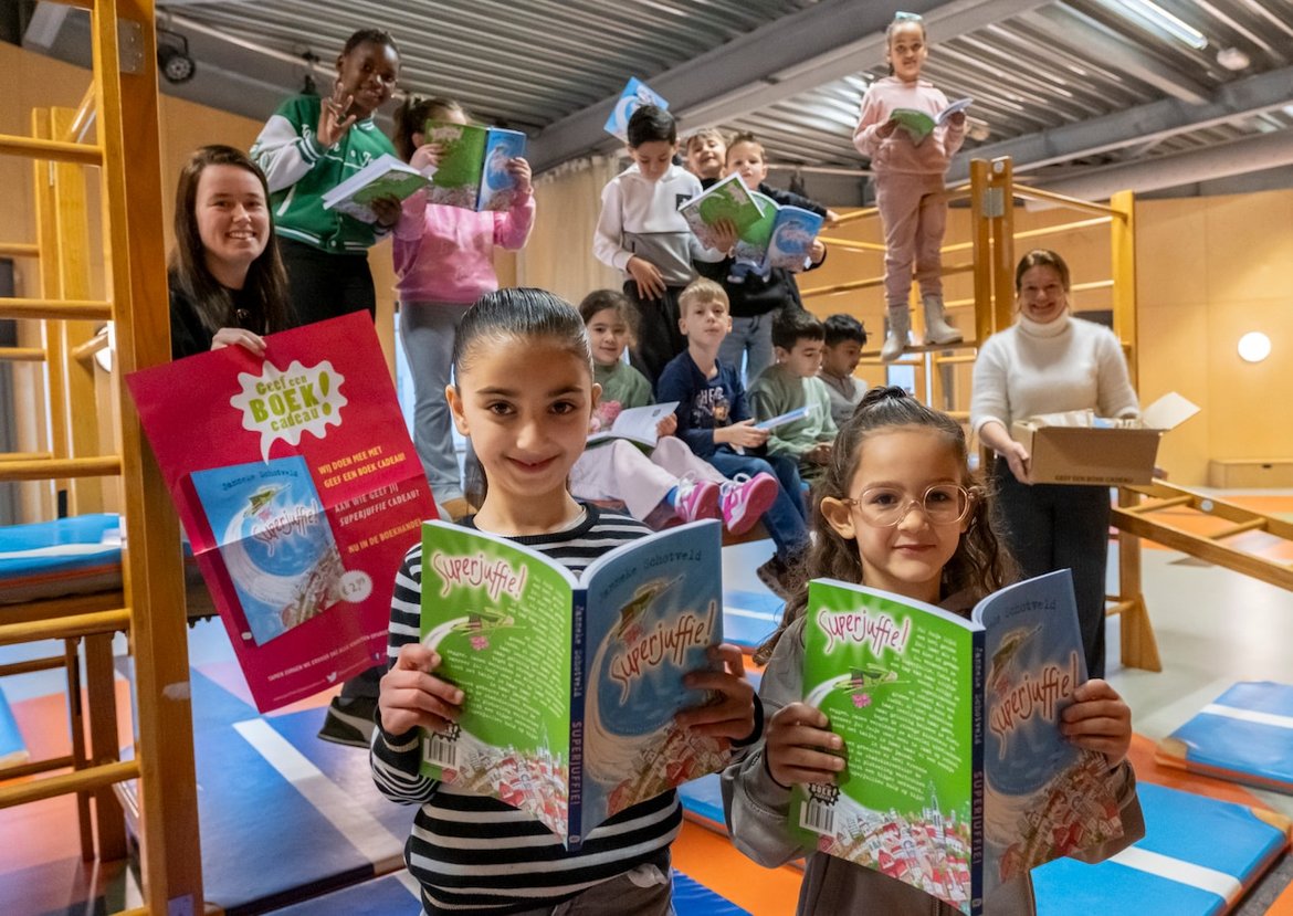 Nathalie (links) en Elena (rechts) zijn dol bolblij met hun gratis boek.