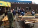 Bij de Theo Thijssenschool de Hoven , meubels maken voor de wijktuin in de Hoven