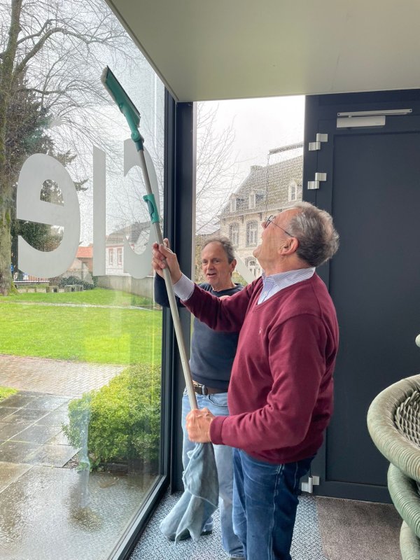 Onze voorzitter ( met zijn hulpje) in actie