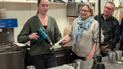 Afbeelding met persoon, kleding, Menselijk gezicht, glimlach

Automatisch gegenereerde beschrijving
