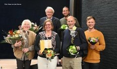 Afbeelding met persoon, kleding, glimlach, Menselijk gezicht

Door AI gegenereerde inhoud is mogelijk onjuist.