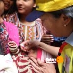 Rotaryclublid Op Seyst te Zeist druppelt het poliovaccin (India)