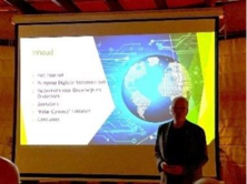 Afbeelding met tekst, person, kleding, presentatie
Door AI gegenereerde inhoud is mogelijk onjuist.