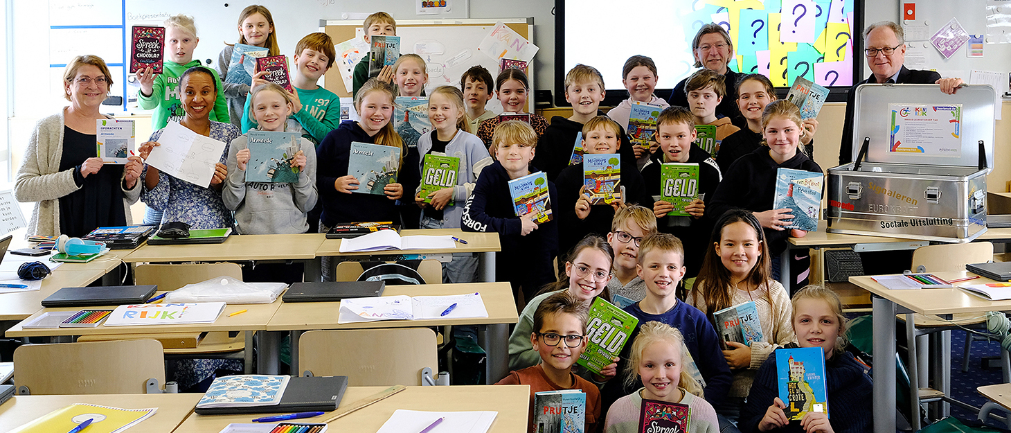 Kinderen poseren met boeken uit de leskist