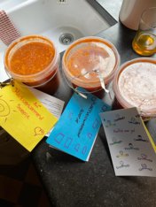 Ouderen in Baarn worden getracteerd op soep, gkookt door medewerkers van Uniek