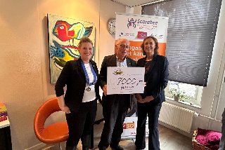 We overhandigden € 7.000,00 aan inloophuis Scarabee