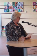 Burgemeester Marianne Schuurmans leest het Lingewaardsdictee voor