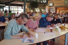 Deelnemers schrijven aandachtig mee_2