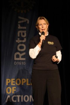 Afbeelding met kleding, persoon, Menselijk gezicht, microfoon
Door AI gegenereerde inhoud is mogelijk onjuist.