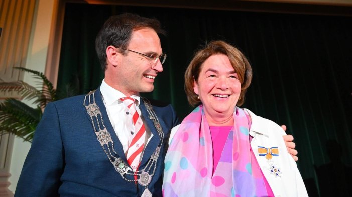 De geridderde Annette Los en burgemeester Peter Heijkoop.