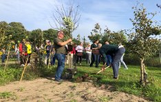 Afbeelding met buitenshuis, hemel, persoon, boom

Door AI gegenereerde inhoud is mogelijk onjuist.