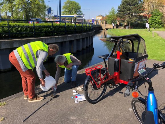 Onderweg vanaf Bolsward tot in Leeuwarden worden watermonsters genomen die door Wetterskip Fryslân worden onderzocht op de waterkwaliteit