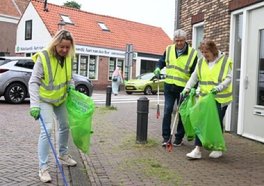 Afbeelding met kleding, buitenshuis, persoon, schoeisel
Door AI gegenereerde inhoud is mogelijk onjuist.