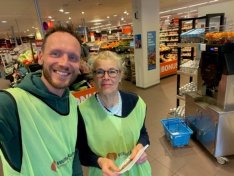 Carien en Wouter helpen bij het inzamelen voor de Voedselbank Nijmegen-Overbetuwe