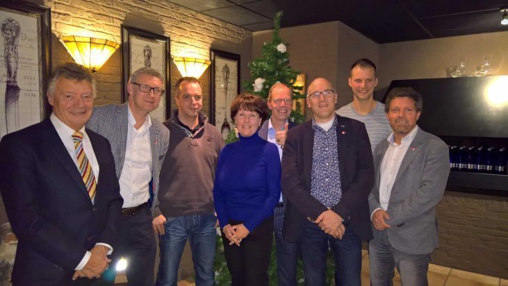 Foto: Bram Huibers (links) met Stichting Nederland Reanimeert en aantal leden Rotaryclub Zuidplas
