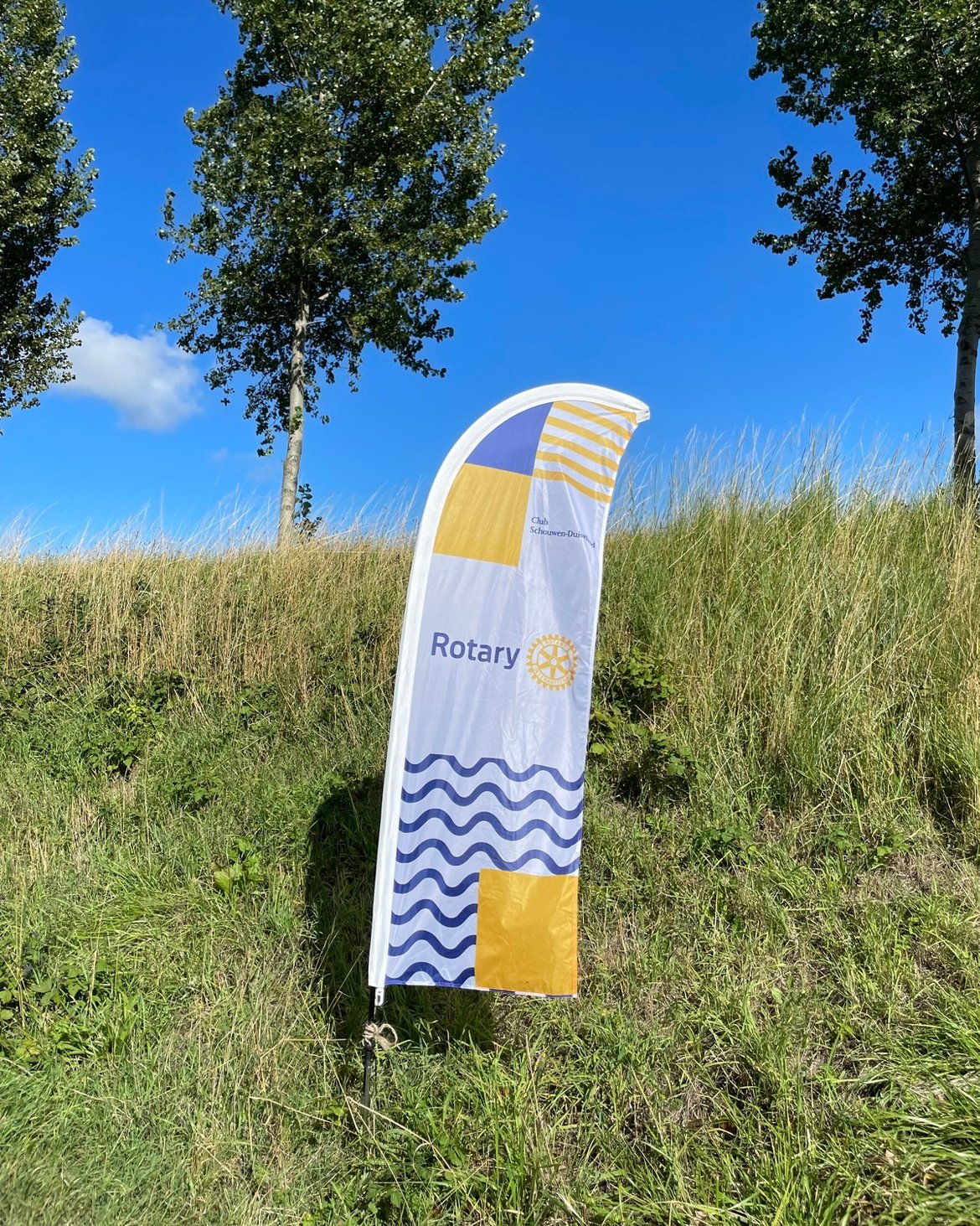 Kan een afbeelding zijn van surfplank, zeilboot, handdoek en tekst