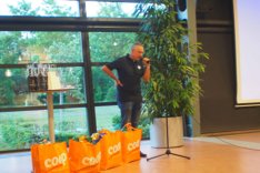 Rotarylid Arno van Heusden nam de prijsuitreiking voor zijn rekening