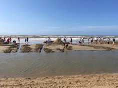 Vechten tegen de zee by Lydia