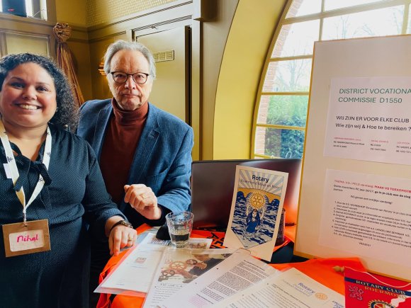 Herman en Nihal aan de tafel met Vocational Services