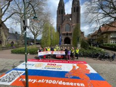 Groepsfoto voor de Basiliek in Laren van de estafettetocht naar Blaricum