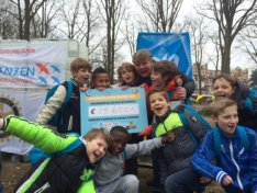 Burgemeester Elbert Roest is trots op de leerlingen, die hebben gewandeld voor water