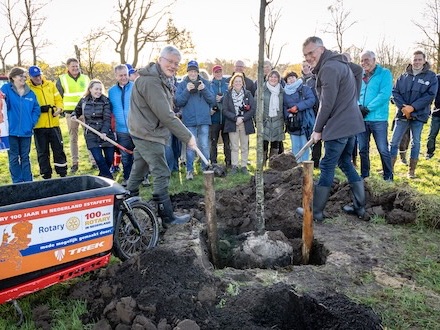 Burgemeesters planten eerste Rotary-boom