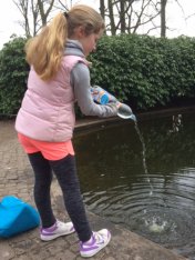 Felicia leegt haar waterflessen in de eendenvijver op De Brink