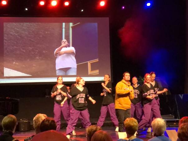 Afbeelding met kleding, persoon, concert, entertainment

Automatisch gegenereerde beschrijving