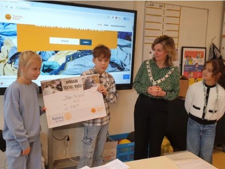 V.l.n.r. Esmee Sturm, Ruben Noort, burgemeester Langenacker en kinderburgemeester Ava Latul.