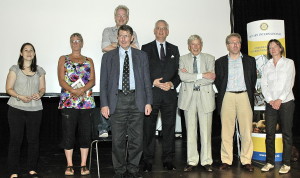 De prijswinnaars, burgemeester Van der Sluijs en de juryleden.