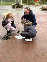 Afbeelding met kleding, schoeisel, buitenshuis, persoon
Door AI gegenereerde inhoud is mogelijk onjuist.