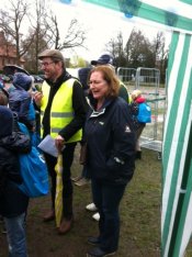 Burgemeester Joan de Zwart-Bloch van Blaricum komt op weg naar een manifestatie voor Nederland-Doet eerst nog even de kinderen bij Wandelen voor Water aanmoedigen. Links naast haar onze voorzitter, Karel Loeff.