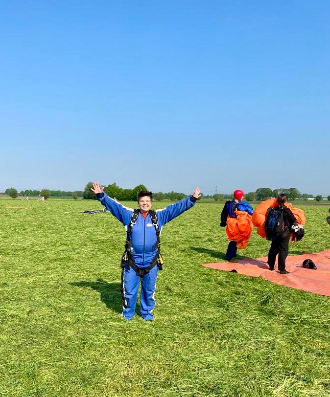 Kan een afbeelding zijn van 3 mensen en mensen skydiven