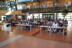 Deelnemers schrijven aandachtig mee