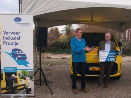 overhandigden Jac Engel en Ruurd Verdam een cheque van  € 6.500,-