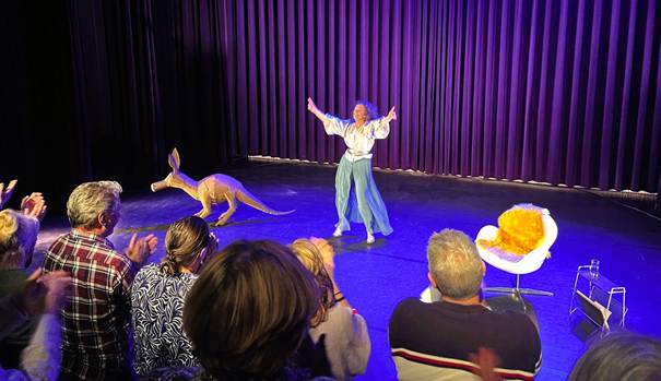 Afbeelding met kleding, persoon, Theater, entertainment

Automatisch gegenereerde beschrijving