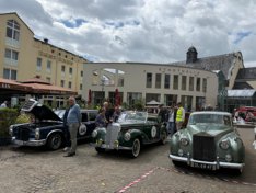 Vrolijke optocht met oldtimers naar Kronberg