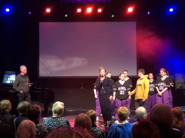 Afbeelding met kleding, persoon, concert, evenement

Automatisch gegenereerde beschrijving
